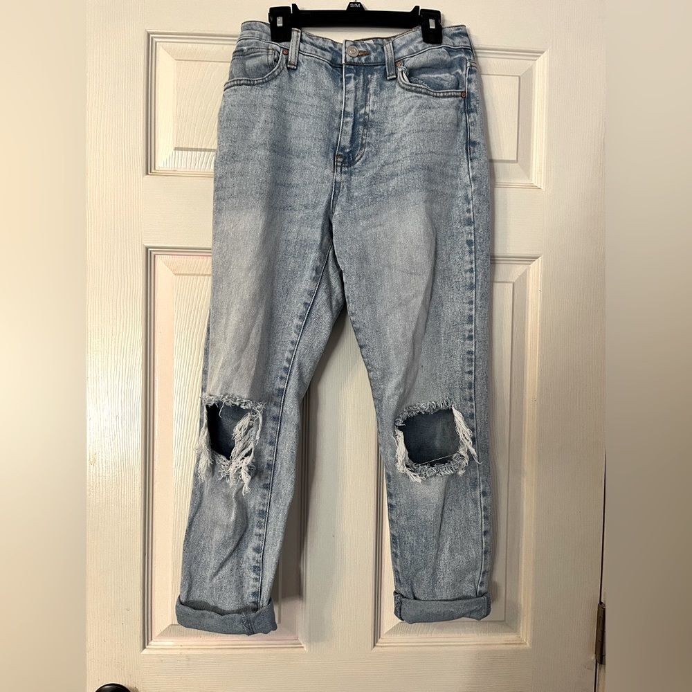 No Boundaries rip jeans